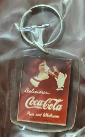 93245-1 € 2,00 coca cola sleutelhanger  dame drinken.jpeg